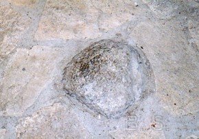 La pierre noire miraculeuse prs de la chapelle Saint Paul d'Arnave - Cliquer pour agrandir