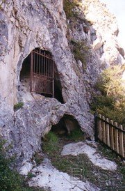 Grotte situe sous le chteau de Montral-de-Sos, orne d'une reprsentation du Graal - Cliquer pour agrandir