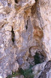 Une grotte orne d'une croix anthropomorphique sous le chteau de Montral-de-Sos - Cliquer pour agrandir