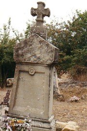 La tombe de l'abb Glis dans le cimetire de Coustaussa - Cliquer pour agrandir