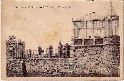Rennes-le-Chteau, l'abb Saunire devant la vranda et la tour Magdala