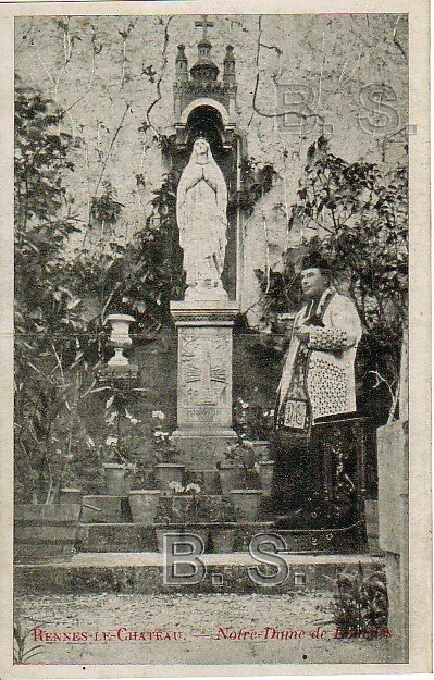 Rennes-le-Chteau, l'abb Saunire devant le pilier de la Vierge