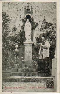 Rennes-le-Château, l'abbé Saunière devant le pilier de la Vierge