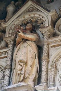 Eglise de Rennes-le-Château, statue de Marie-Madeleine sur le fronton